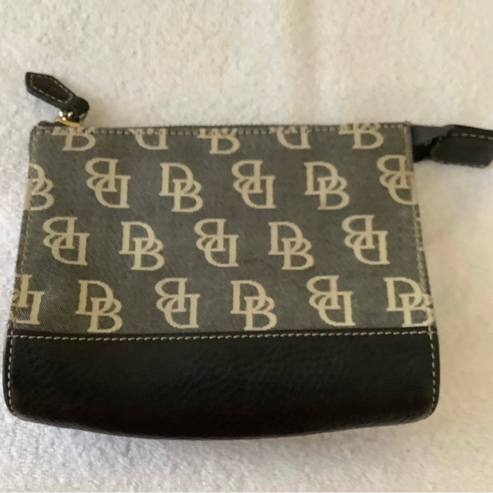 Dooney & Bourke black/cream signature cosmetic bag
